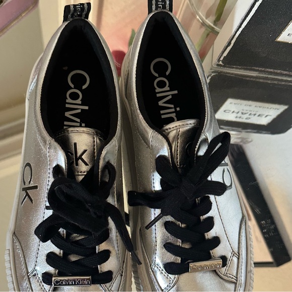 CK Calvin Klein metallic silver & black shoes flats size 10 - Picture 2 of 6